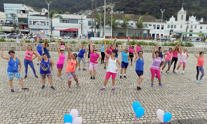 Capa da notícia: Aulão de Zumba encerra o Outubro Rosa
