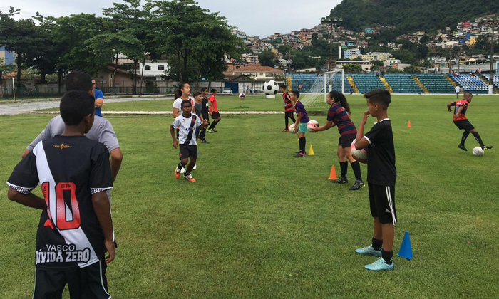 Capa da notícia: Alunos do Projeto Gol Social participam  de jogo treino