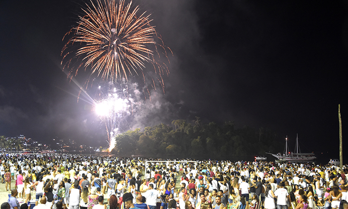 Capa da notícia: Angra recebe 2019 em grande estilo