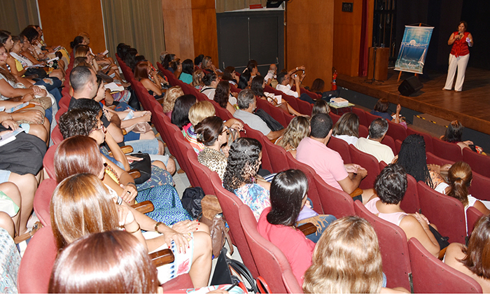Capa da notícia: Educadores participam de formação continuada
