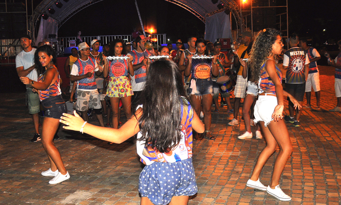 Capa da notícia: Barracão do Samba aquece Angra para a folia
