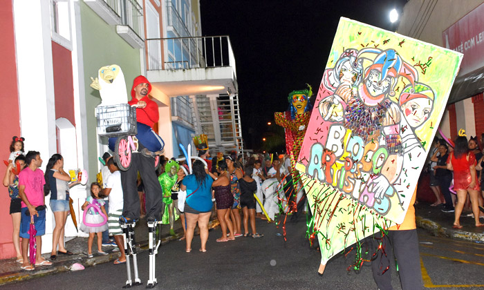 Capa da notícia: Feliz Idade e Bloco dos Artistas abrem o  Carnaval em Angra