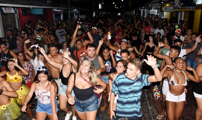 Capa da notícia: Desfiles de dia e de noite agitam foliões no domingo