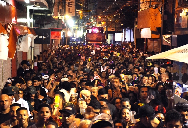 Capa da notícia: Blocos arrastam multidão no Carnaval de Angra