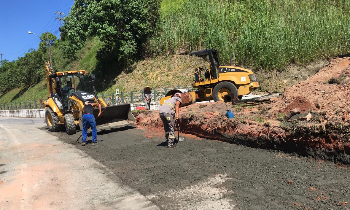 Capa da notícia: Prefeitura auxilia DNIT na melhora do trânsito na Rio-Santos
