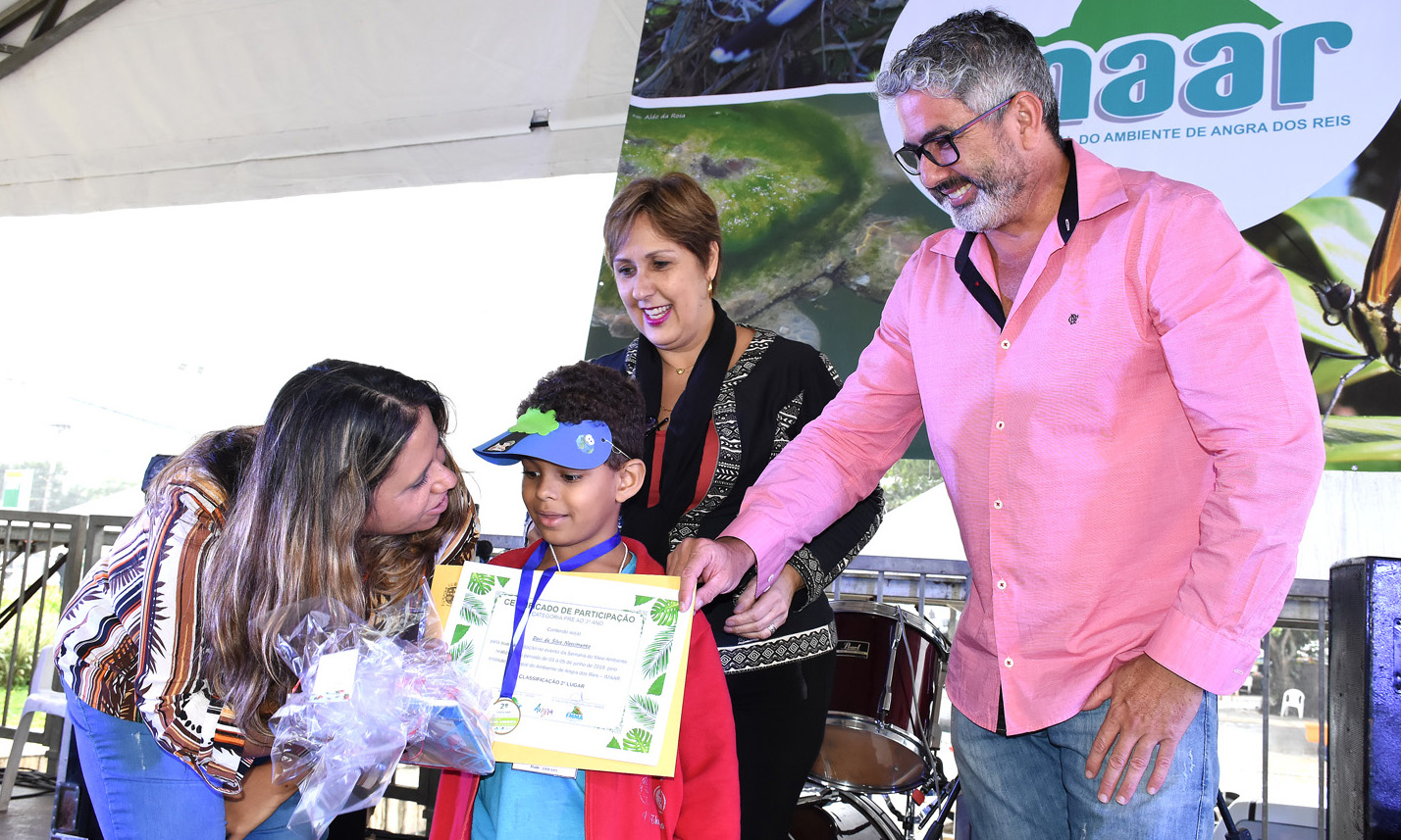 Capa da notícia: Alunos são premiados em concurso de desenho e redação