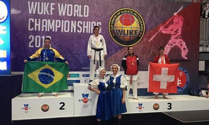 Capa da notícia: Angrense conquista prata em mundial de Karatê