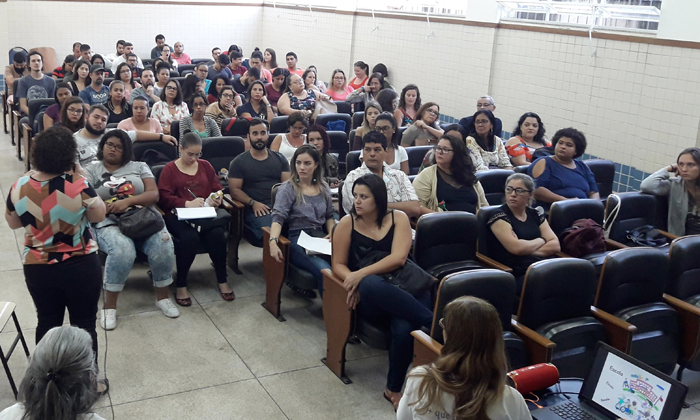 Capa da notícia: Monitores de educação especial recebem capacitação