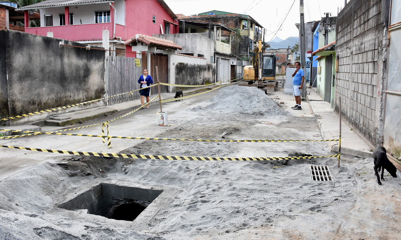 Capa da notícia: Troca de manilhas melhora escoamento de água na Nova Angra