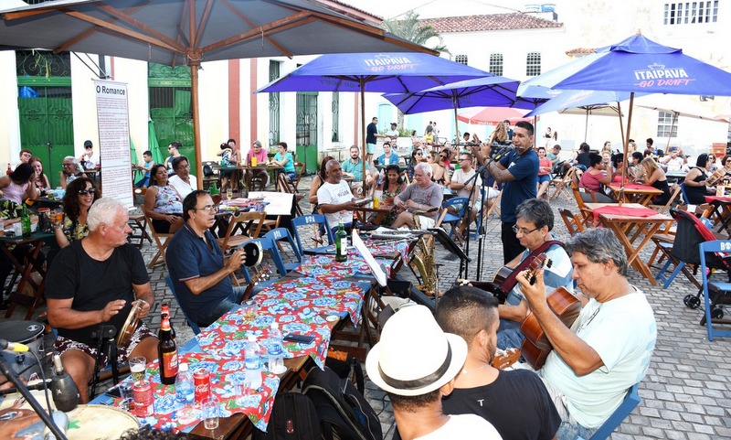 Capa da notícia: Domingo com chorinho, artesanato e literatura