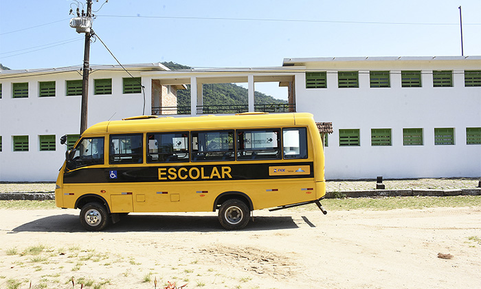 Capa da notícia: Prefeitura envia ônibus escolar para a Ilha Grande