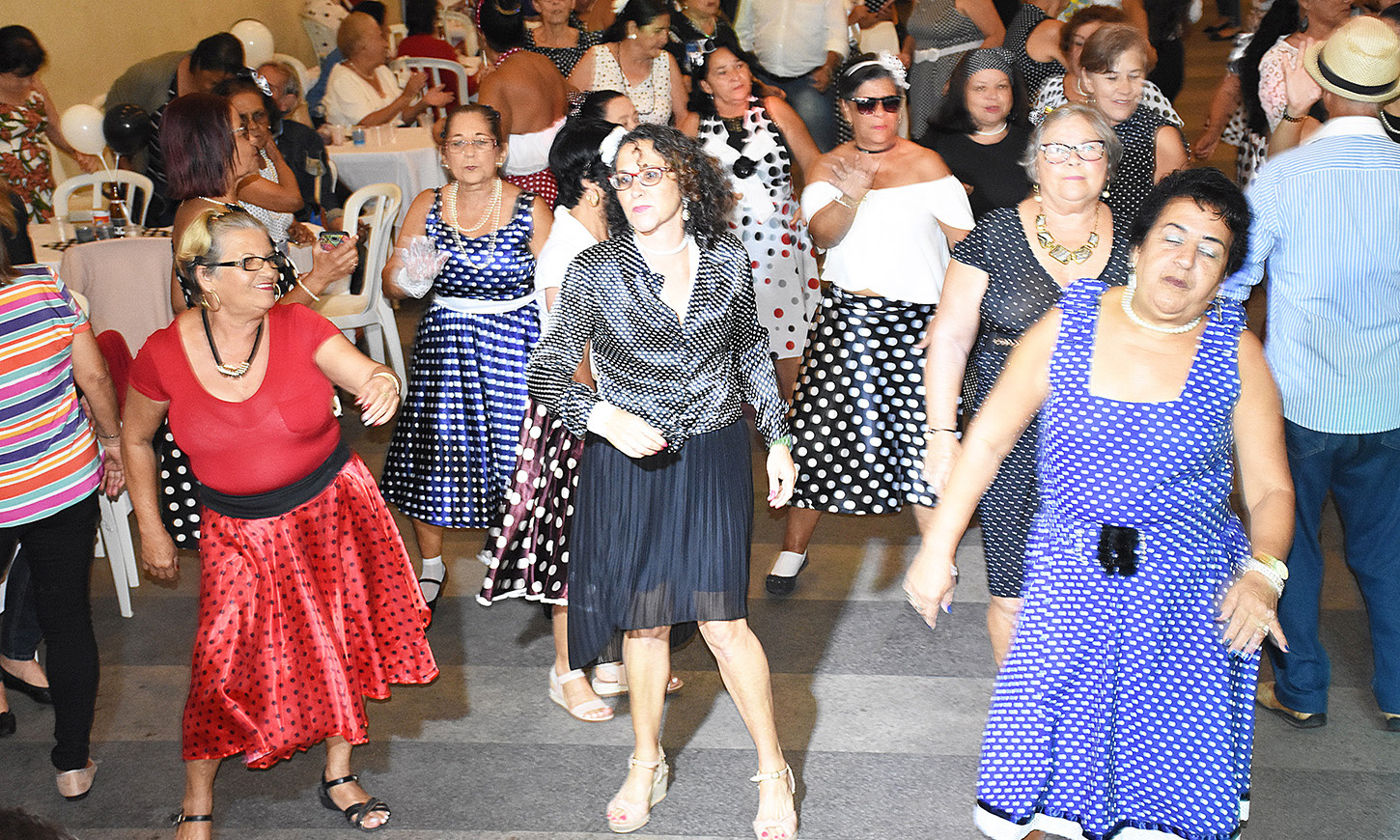 Capa da notícia: Baile dos Anos 60 anima a terceira idade  