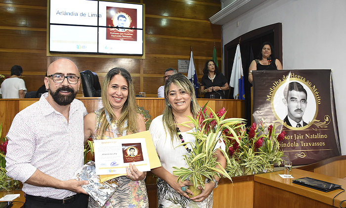 Capa da notícia: Professores de Angra são homenageados 