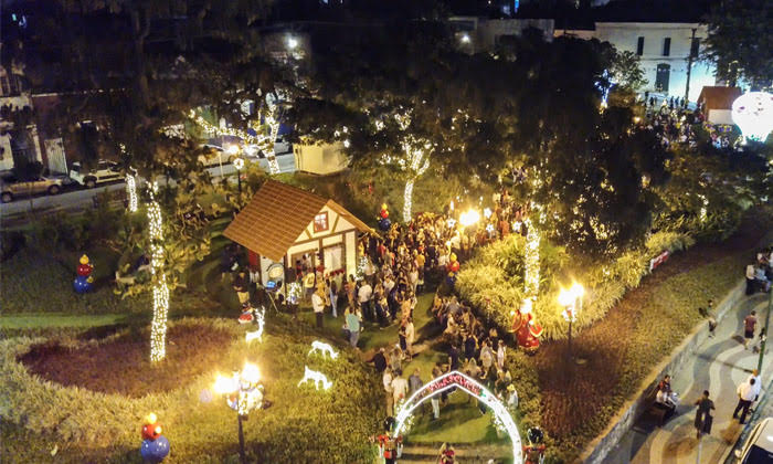 Capa da notícia: Famílias de Angra prestigiam a abertura da Vila do Noel