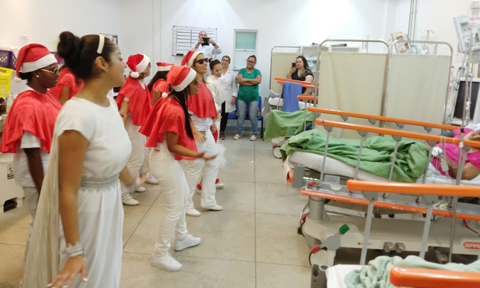 Capa da notícia: Coral de Natal alegra pacientes do HMJ
