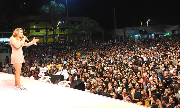 Capa da notícia: 2020 é recebido com grandes shows e queima de fogos em Angra