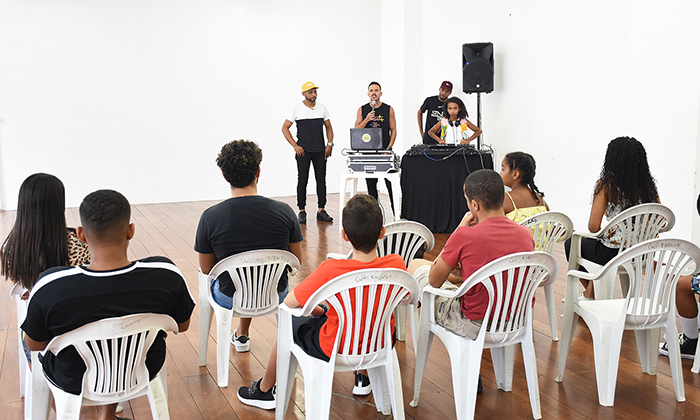 Capa da notícia: Oficina de Férias: alunos conhecem o universo dos DJs
