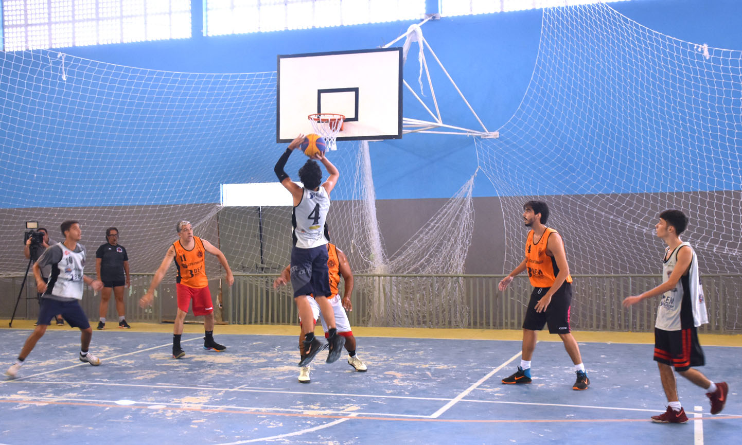 Capa da notícia: Basquete agita domingo em Angra