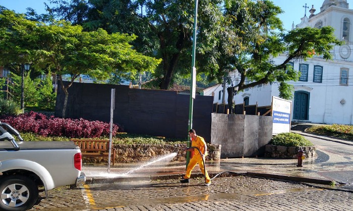 Capa da notícia: Serviço Público desinfecta ruas de Angra