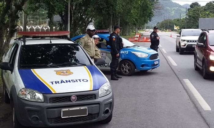 Capa da notícia: Angra proíbe a entrada de carros de outras cidades