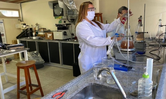 Capa da notícia: Cefet/Angra produz álcool para doar a hospitais