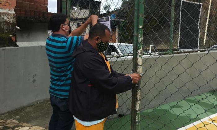 Capa da notícia: Quadras e espaços esportivos fechados por conta da Covid-19