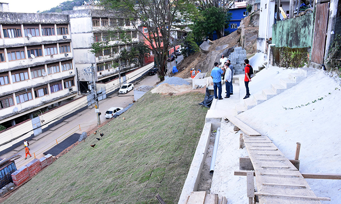 Capa da notícia: Prefeito vistoria obras de contenção no Morro da Carioca