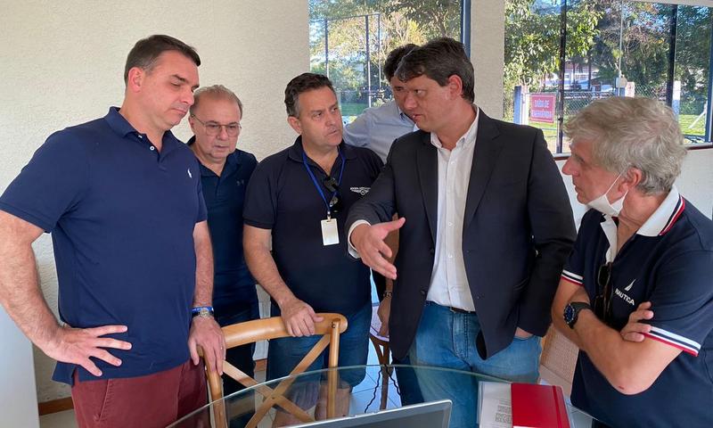 Capa da notícia: Prefeito apresenta projetos de Angra a ministro e senadores
