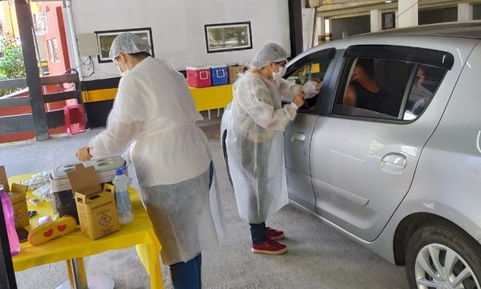 Capa da notícia: Mais de mil doses de vacina aplicadas em drive-thru