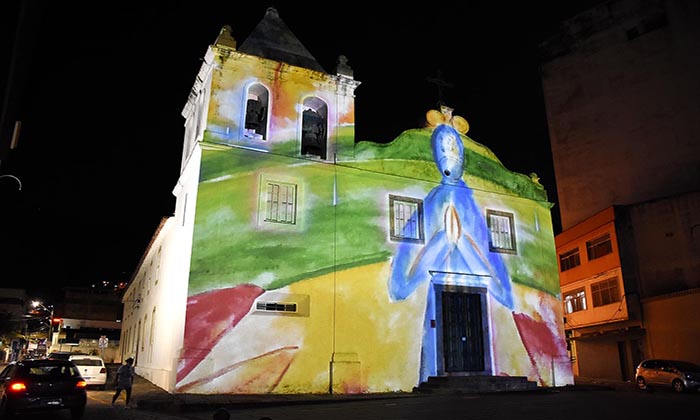 Capa da notícia: Projeção na Igreja da Matriz encanta