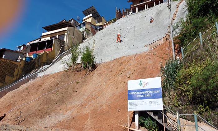 Capa da notícia: Contenção de encosta no Morro da Glória 1