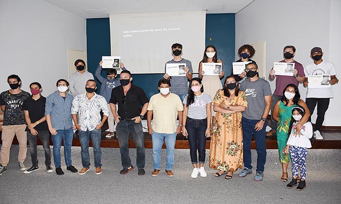 Capa da notícia: Turma de formação em robótica recebe certificado