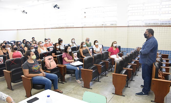Capa da notícia: Professores tomam posse na rede municipal de ensino