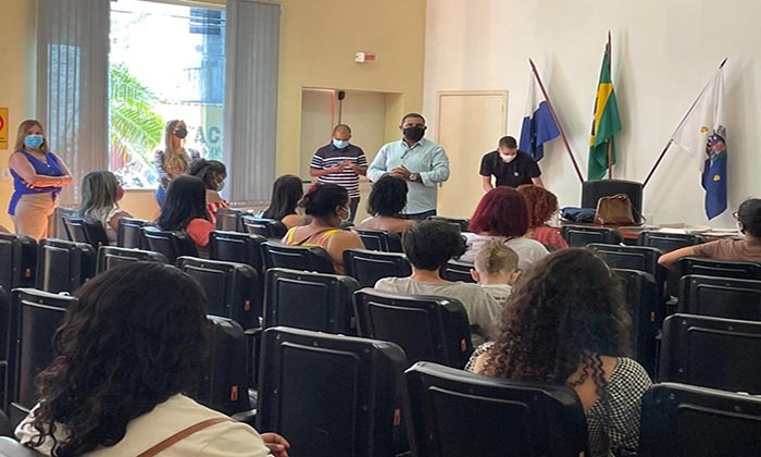 Capa da notícia: Novos professores tomam posse na  rede municipal de ensino