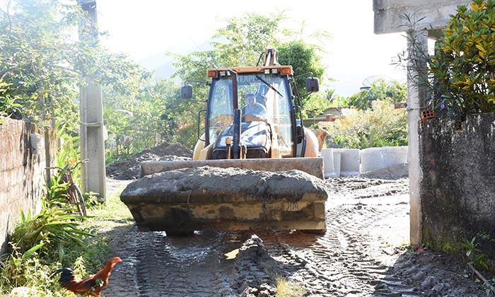 Capa da notícia: Prefeitura asfalta Estrada dos Índios