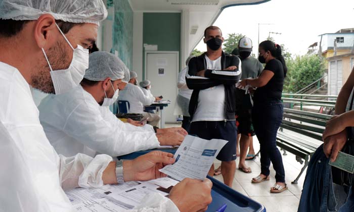 Capa da notícia: Angra vacina mais 2.237 pessoas neste sábado