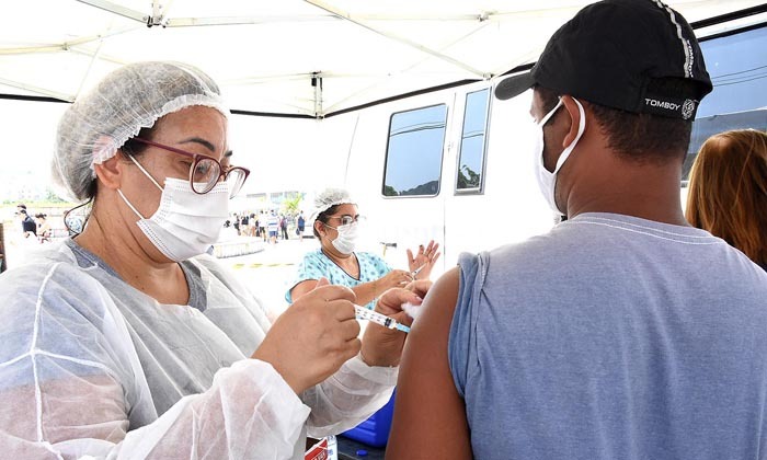 Capa da notícia: Angra vacina 596 moradores no Cais de Santa Luzia