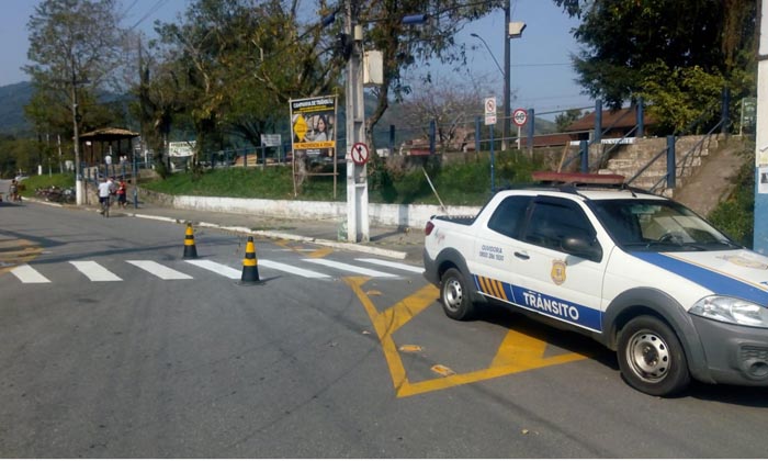 Capa da notícia: Prefeitura sinaliza quebra-molas do Parque Mambucaba