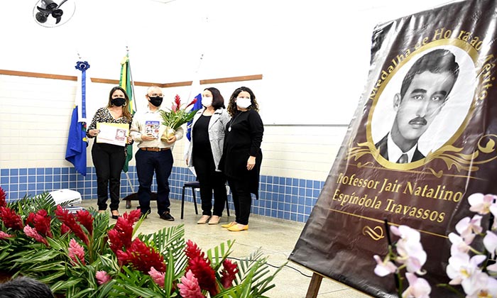 Capa da notícia: Professores recebem Medalha Professor Jair Travassos