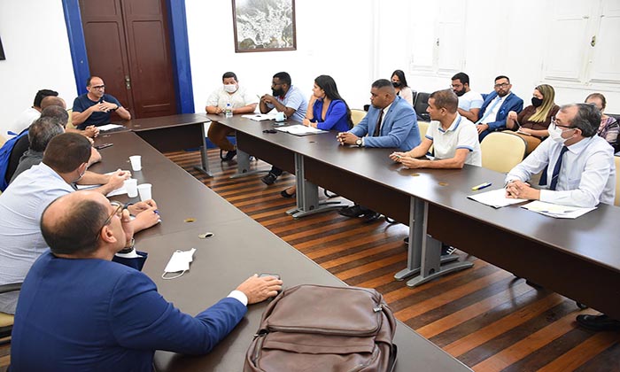Capa da notícia: Prefeitura, Câmara e motoristas ajustam decreto