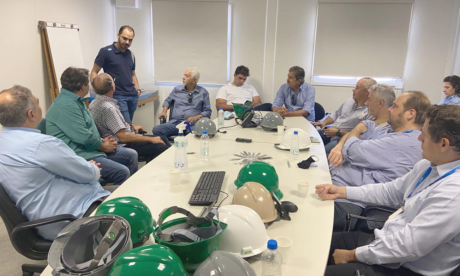 Capa da notícia: Empresários fazem visita técnica ao porto angrense