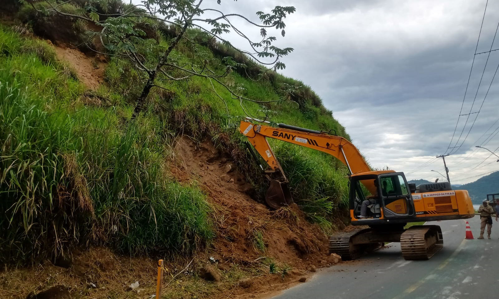 Capa da notícia: Bloco de pedras é removido na estrada da Ponta Leste