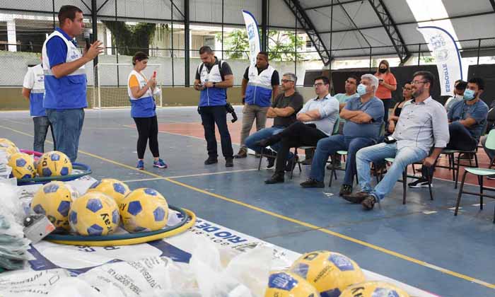 Capa da notícia: Estado doa materiais esportivos para Angra
