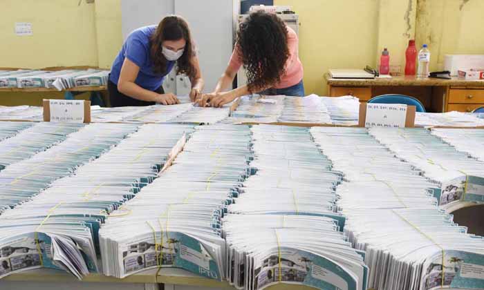 Capa da notícia: Prefeitura entrega carnês de IPTU 2022