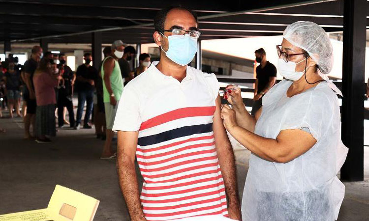 Capa da notícia: Angra vacina 26.556 moradores em 2022