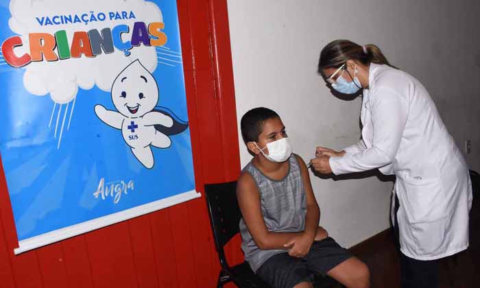 Capa da notícia: Angra vacina 1.644 crianças a partir de 5 anos