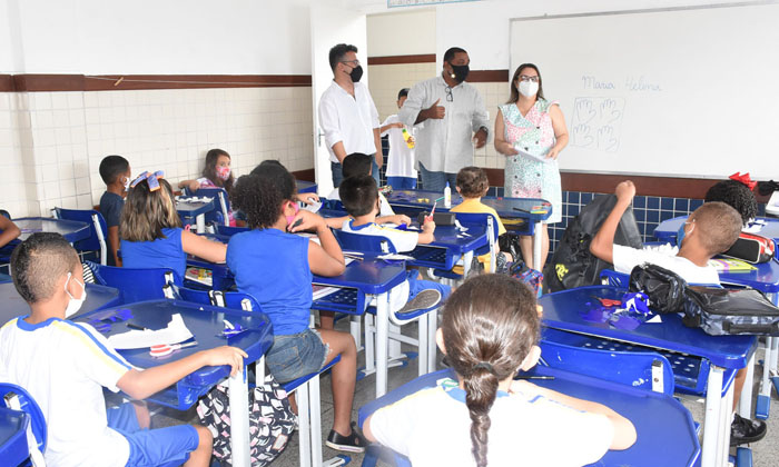 Capa da notícia: 23 mil alunos voltaram hoje às aulas