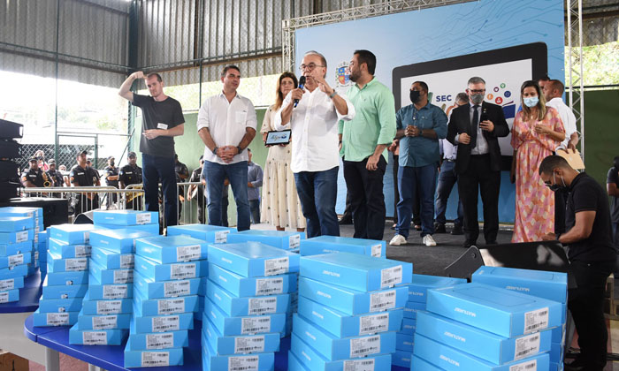 Capa da notícia: Prefeitura inicia entrega de tablets a alunos