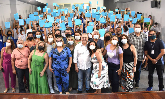 Capa da notícia: Alunos da rede pública municipal de ensino recebem tablets