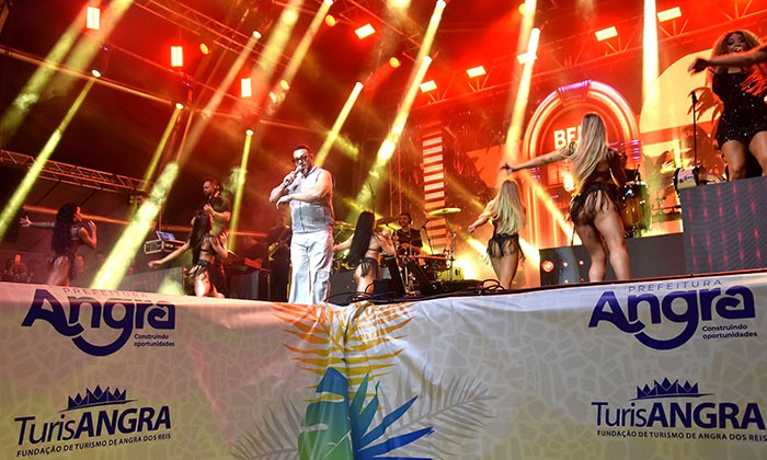 Praia do Anil lota com show de Belo nas comemorações do aniversário de Angra